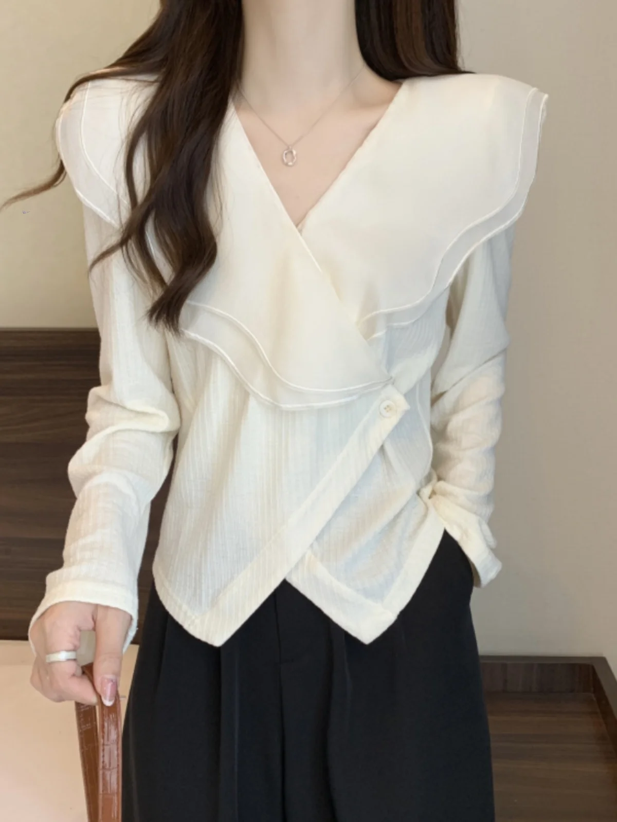 Изящные рубашки с длинными рукавами и v-образным вырезом во французском стиле