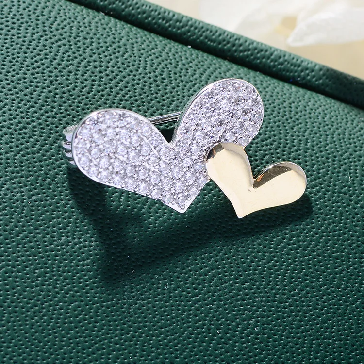 

Net red personality love brooch creative two-color cute small pin temperament elegant and versatile anti-glare jewelry