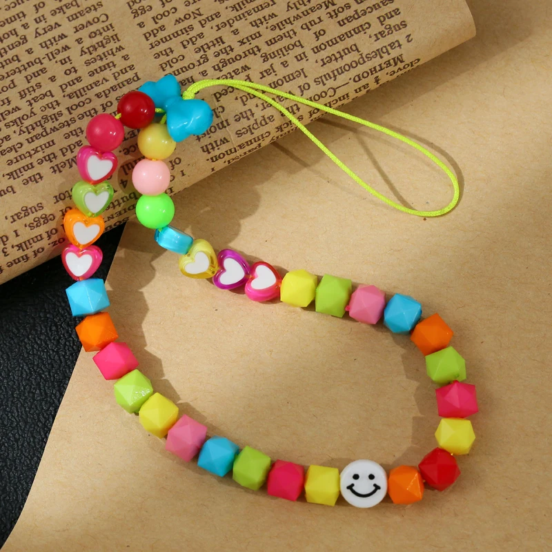 

Яркий ремешок из полимерной глины с бусинами, ремешок для женщин, разноцветные бусины в форме сердца с буквами, аксессуары для телефонной це...