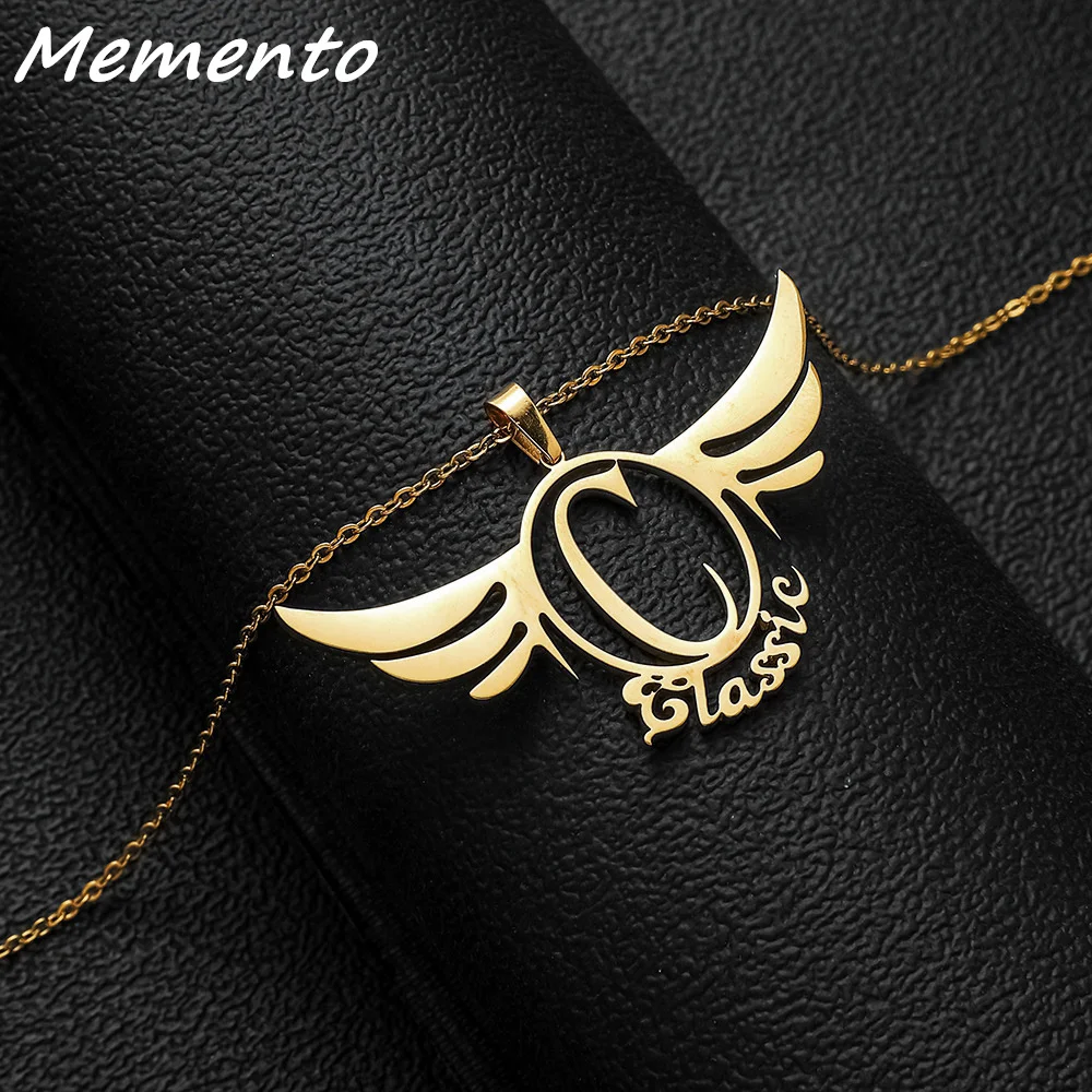 

Ожерелье Memento с именем крыльев на заказ, индивидуальное колье из нержавеющей стали с буквами под углом, женское ювелирное изделие в подарок