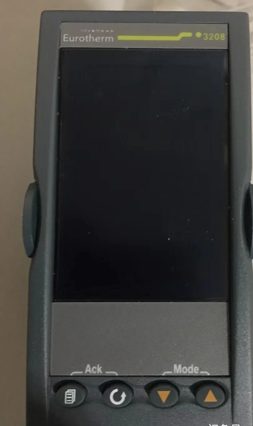 Контроллер температуры Eurotherm 3208.