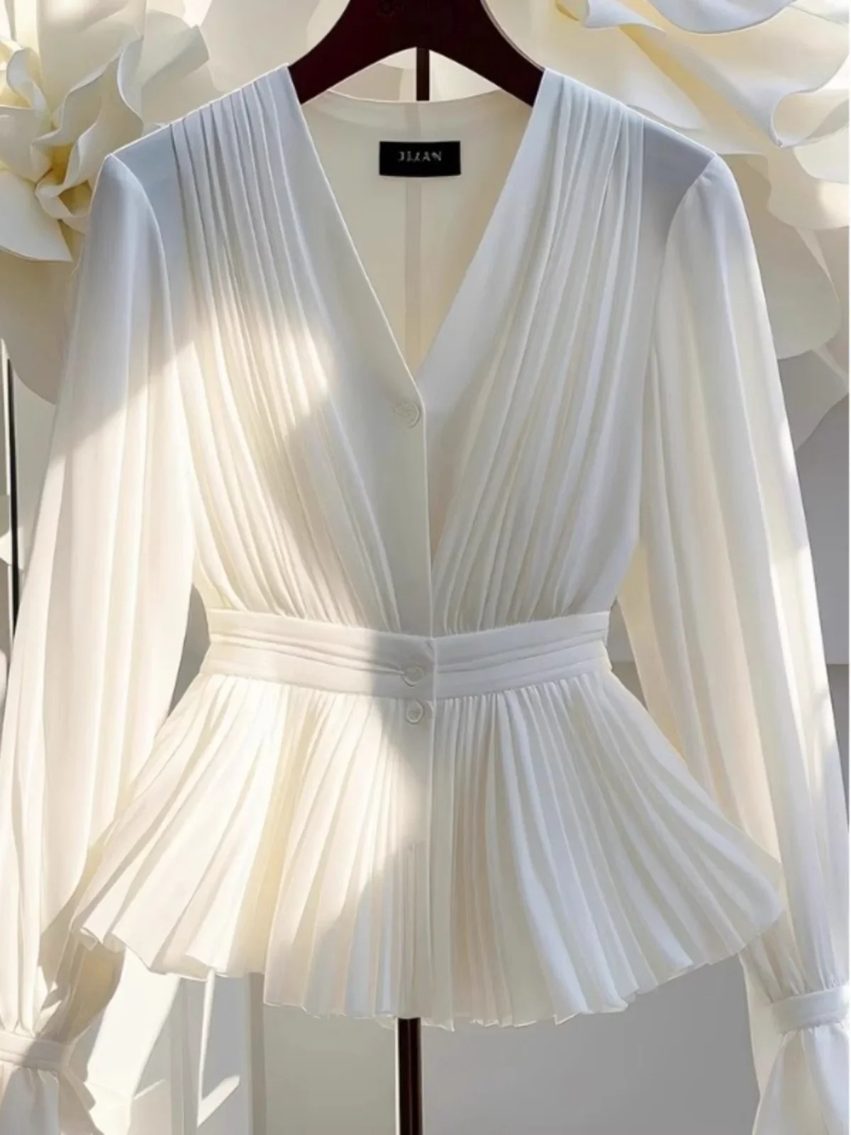 Женская блузка с V-образным вырезом длинным рукавом