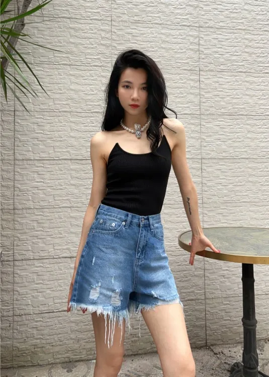 

141300Fashion Classic Luxury Designer cloth Multiple torn holes embroidered tattered in the back pocket denim shorts