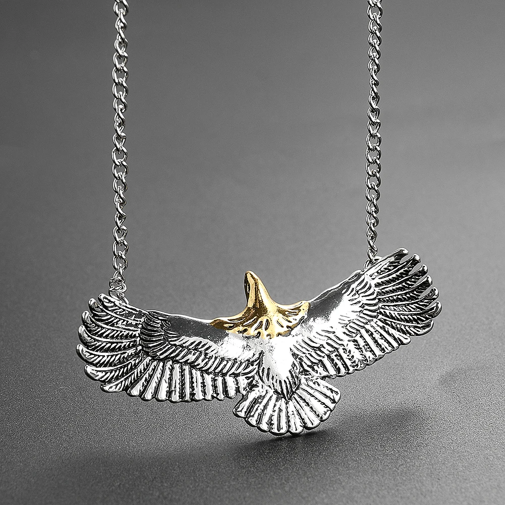 Ожерелье с металлической подвеской в виде индийского орла