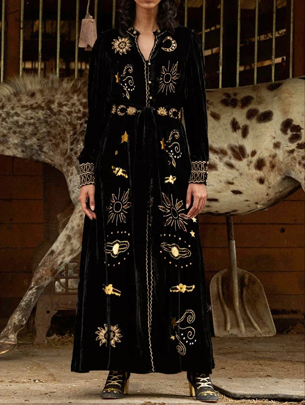 Женское длинное бархатное пальто с V-образным вырезом и поясом