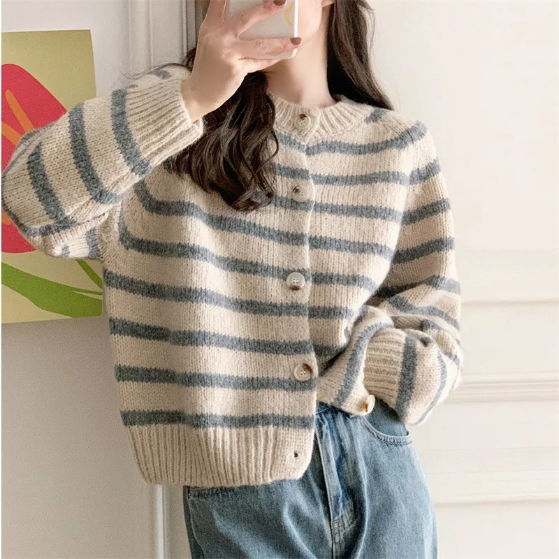 

Мягкий Вязаный Кардиган в полоску для женщин, осенняя одежда, новый стиль, свитер с круглым вырезом, верхняя одежда для женщин