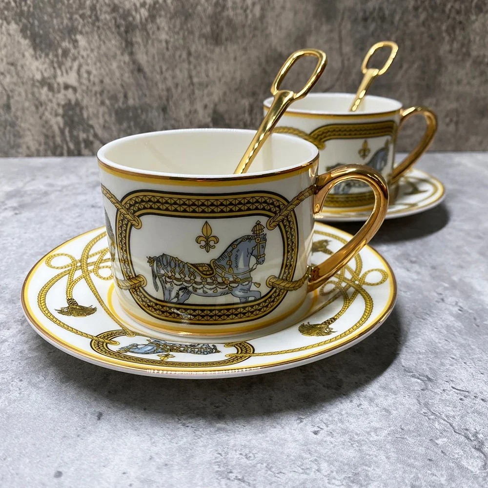 

Золотые стаканчики с лошадью и искусственным светом, 2 тонких кофейных чашки из китайского фарфора с золотой ручкой, королевский фарфор, набор для чайной вечеринки, кружки для эспрессо