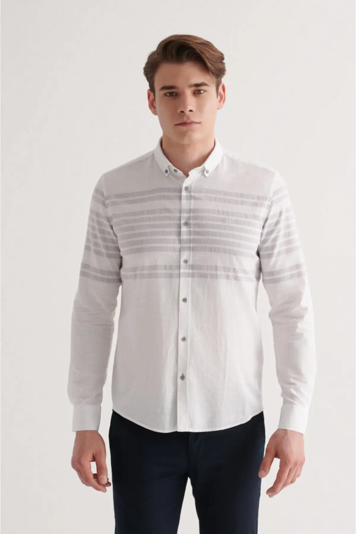 

Мужская серая приталенная рубашка в полоску с воротником на пуговицах