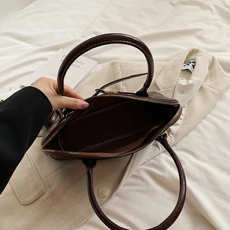 Женская коричневая ракушка подмышку с цепочкой