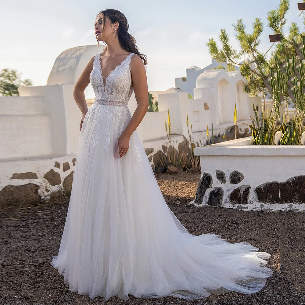 

Gorgeous Deep V-neck Boho Wedding Dress Lace Top Beach Wedding Gowns 2023 Tulle Sweep Train Backless Bride Dress