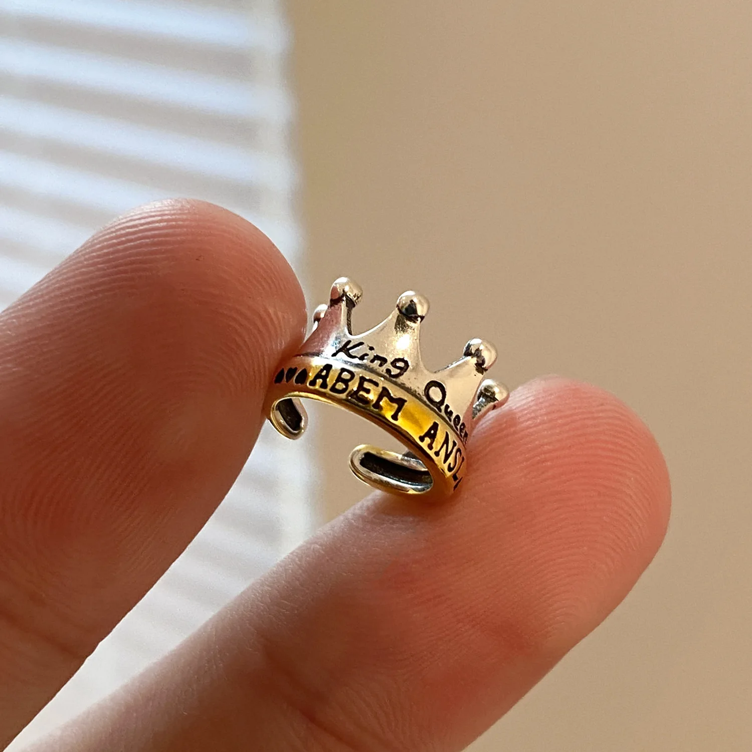 

Индивидуальные серебряные серьги-клипсы в форме короны для молодых девушек мальчиков в стиле хип-хоп с гравировкой букв Золотая Корона Сер...