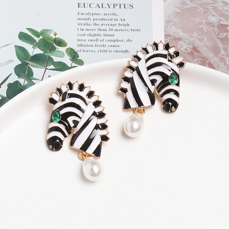 

Fashion Zebra Head Shape Drop Earrings Women Black/White Color Animal Earring for Cocktail Party Female Statement Jewelry