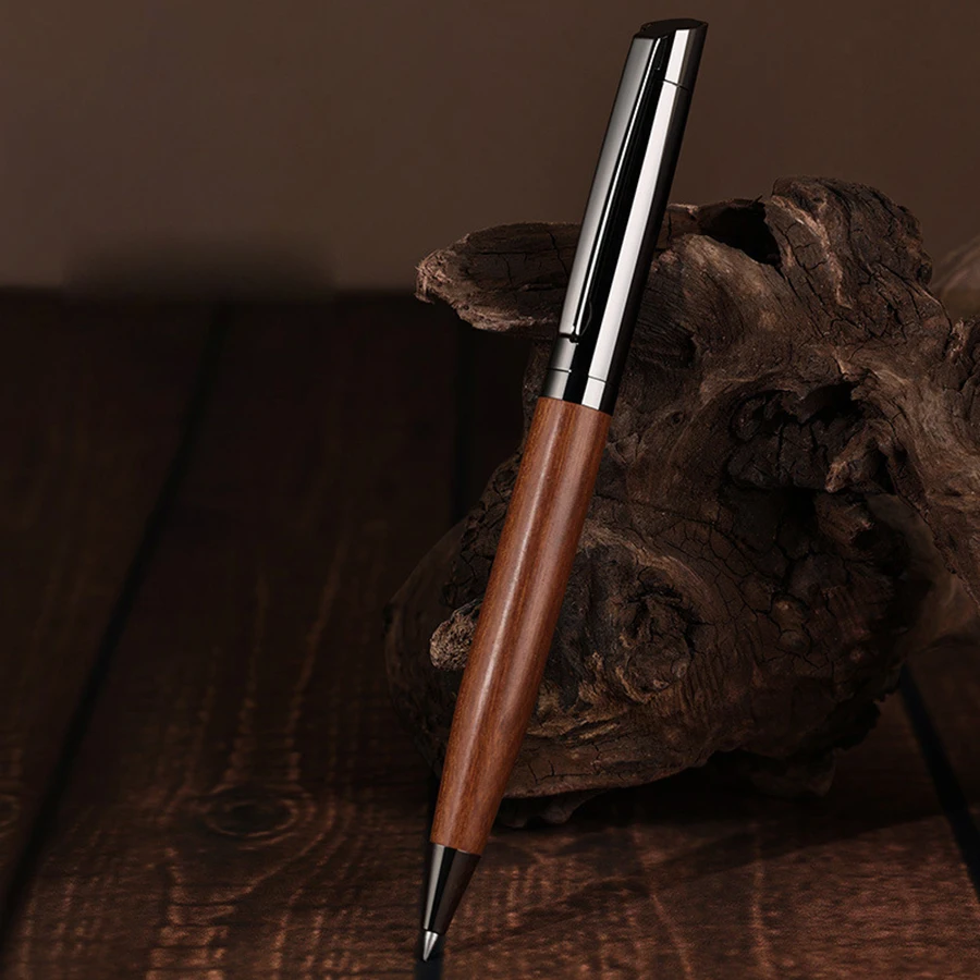 Шариковая ручка в деловом стиле