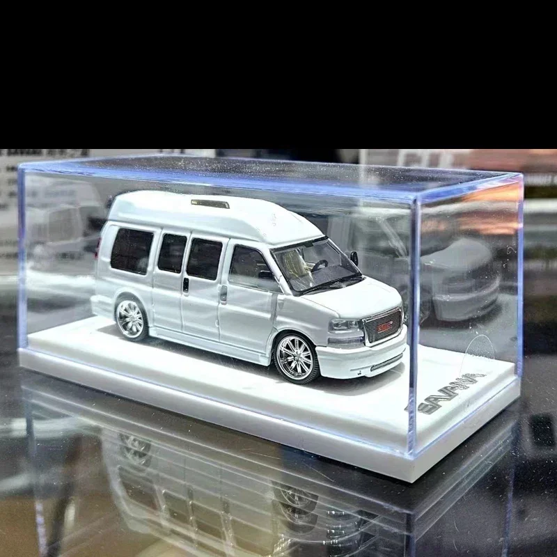 GOC 1:64 GMC SAVANA Black Limited800 Литая под давлением модель автомобиля