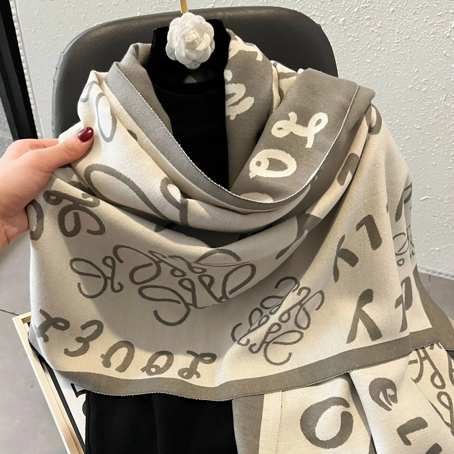 

2022 Autumn and Winter New Luo Home Graffiti Alphabet Wholesale Simple Classic Imitation Cashmere Scarf Cape