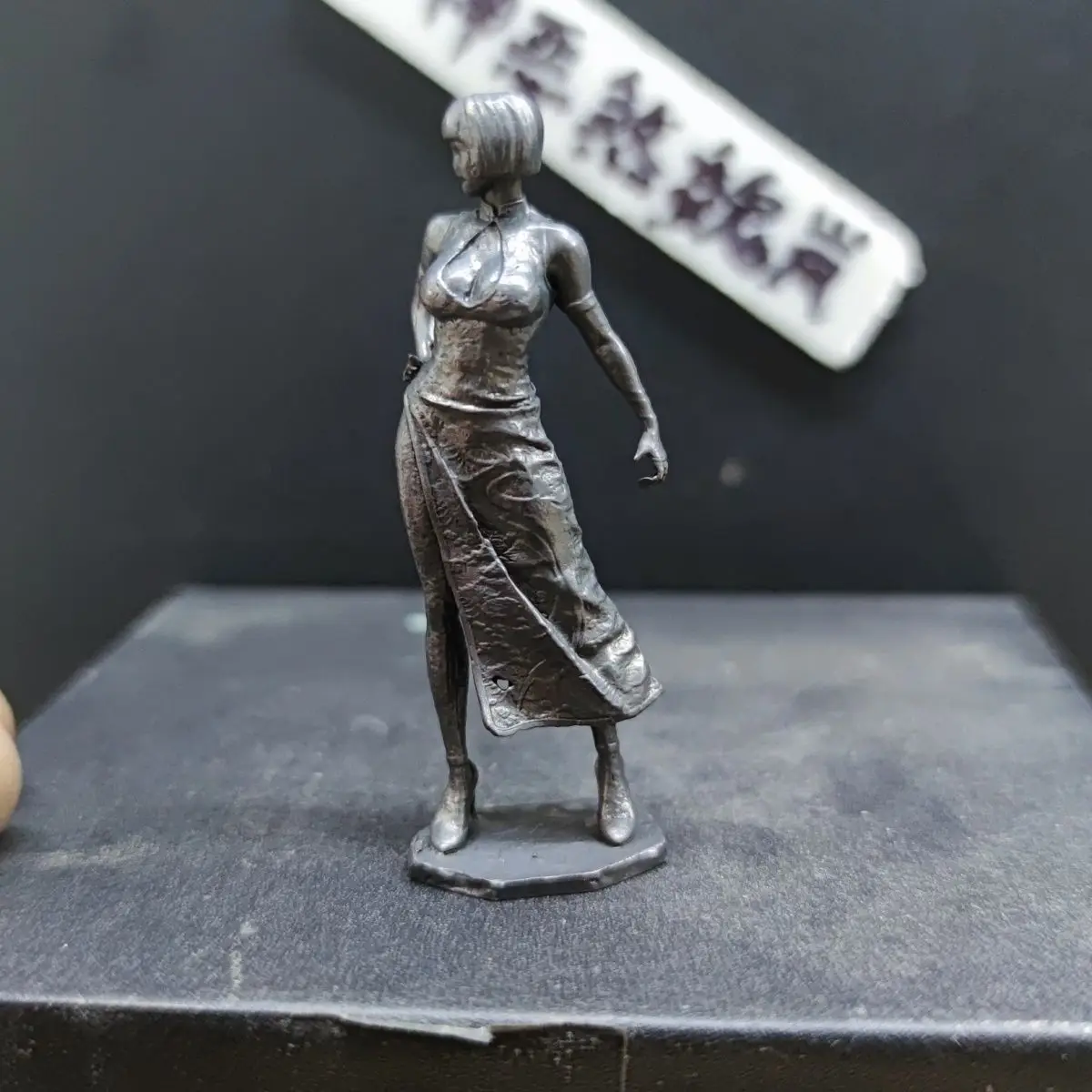 

6.5cm Pure Copper Sexy Big Breast Slit Skirt Game Character Hand Model Home Desktop Decoration Keychain