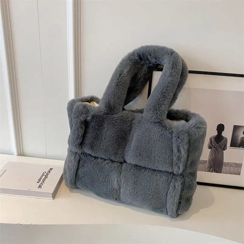 Женская сумка однотонная плюшевая удобная через плечо вместительная