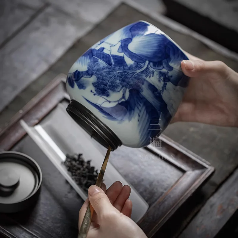 Ручная нарисованная синяя и белая фарфоровая банка 1 фунт в крышке керамическая