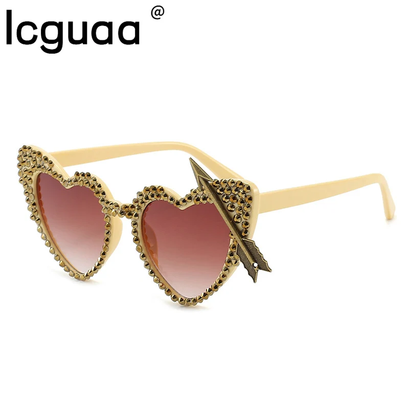 

Солнцезащитные очки в форме сердца, с украшением из страз