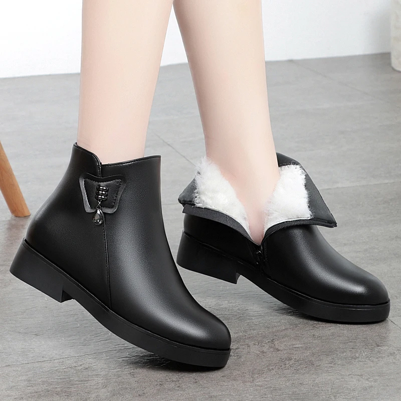 Women Winter Boots Anti-slip 2023 New Genuine Leather Boots Women Middle-aged Wool Warm Large Size Mom Boots Women Shoes