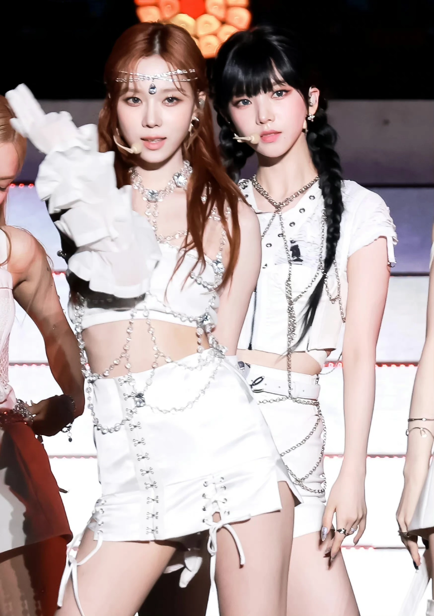 Женский комплект из двух предметов пикантный жилет без рукавов и белая мини-юбка