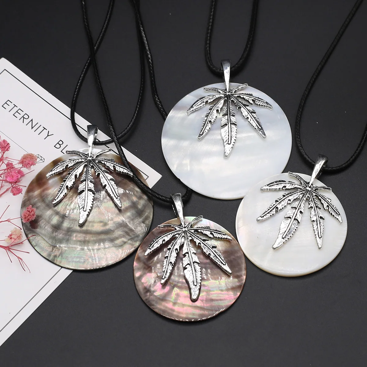 

Natural Shell Leaf Round Pendant Necklace White Black Shell Rope Chain for Women Charm Jewelry Accessories Size 50mm / 60mm