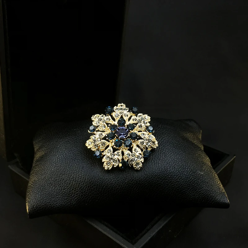 301 Exquisite Flower Brooch Elegant Corsage Pins Coat Fashion Women Suit Neckline Buckle Luxury Rhinestone Jewelry Accessories