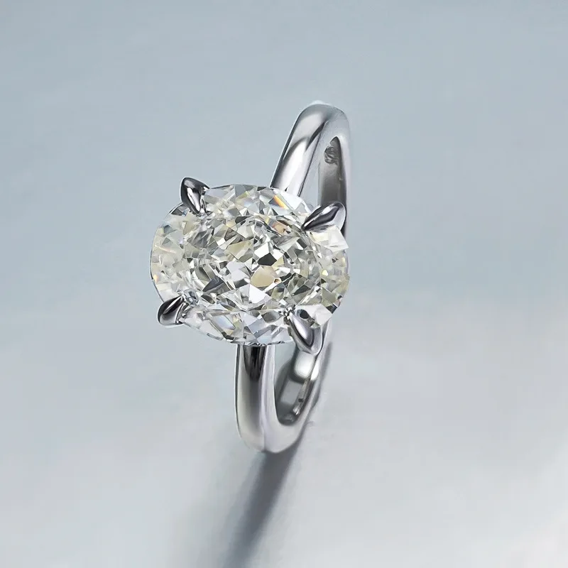 Женское серебряное кольцо 8x10 мм овальной формы с фианитом