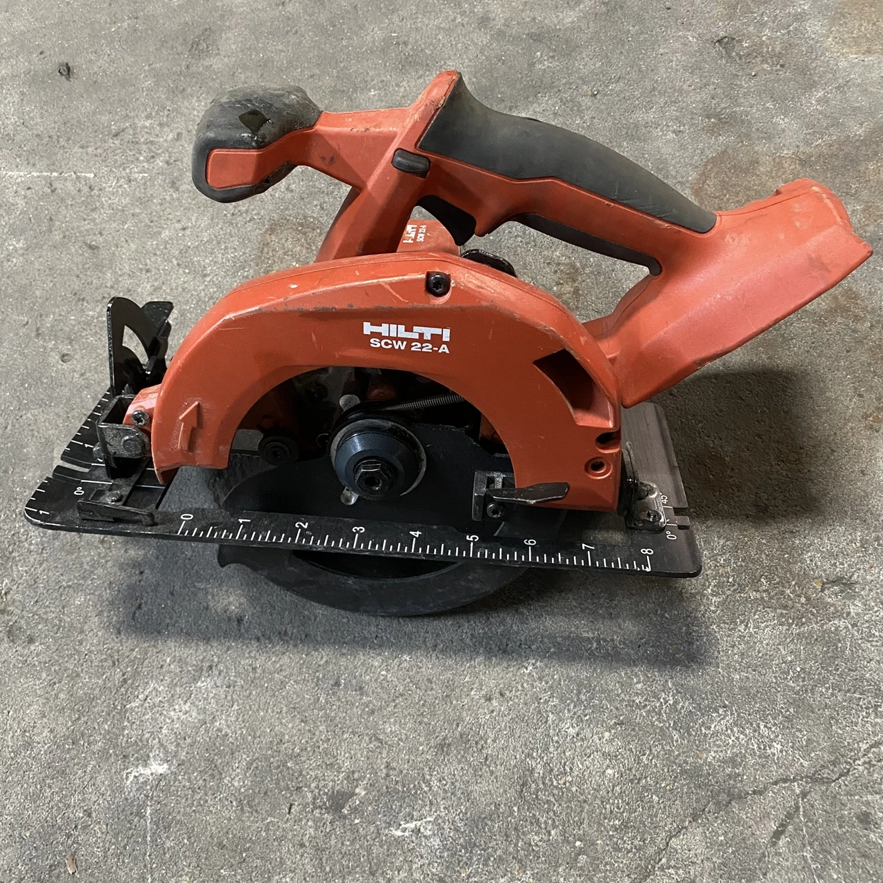 

HILTI SCW 22-A Ручная аккумуляторная литиевая электрическая циркулярная пила Рельсовая пила Только подержанный корпус