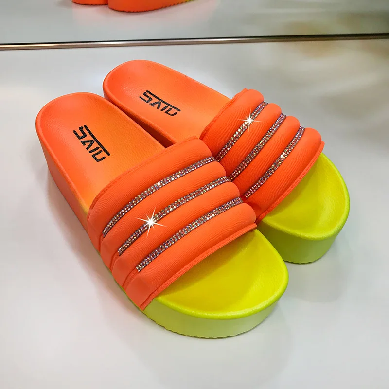 

2022 European and American women's fashion rainbow embossed sandals and slippers 2707