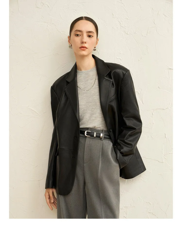 Тонкий женский пиджак из натуральной кожи с плоским лацканом