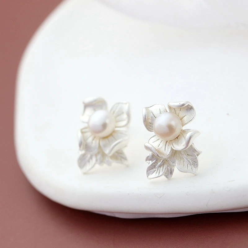 Серьги из серебра 925 пробы с натуральным пресноводным жемчугом и лепестками