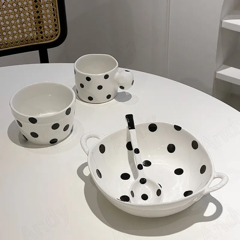 

Set Piring Keramik Eropa Yang Dilukis dengan Tangan Polkadot Hitam dan Putih Ruang Tamu Piring Makan Malam Restoran Desktop
