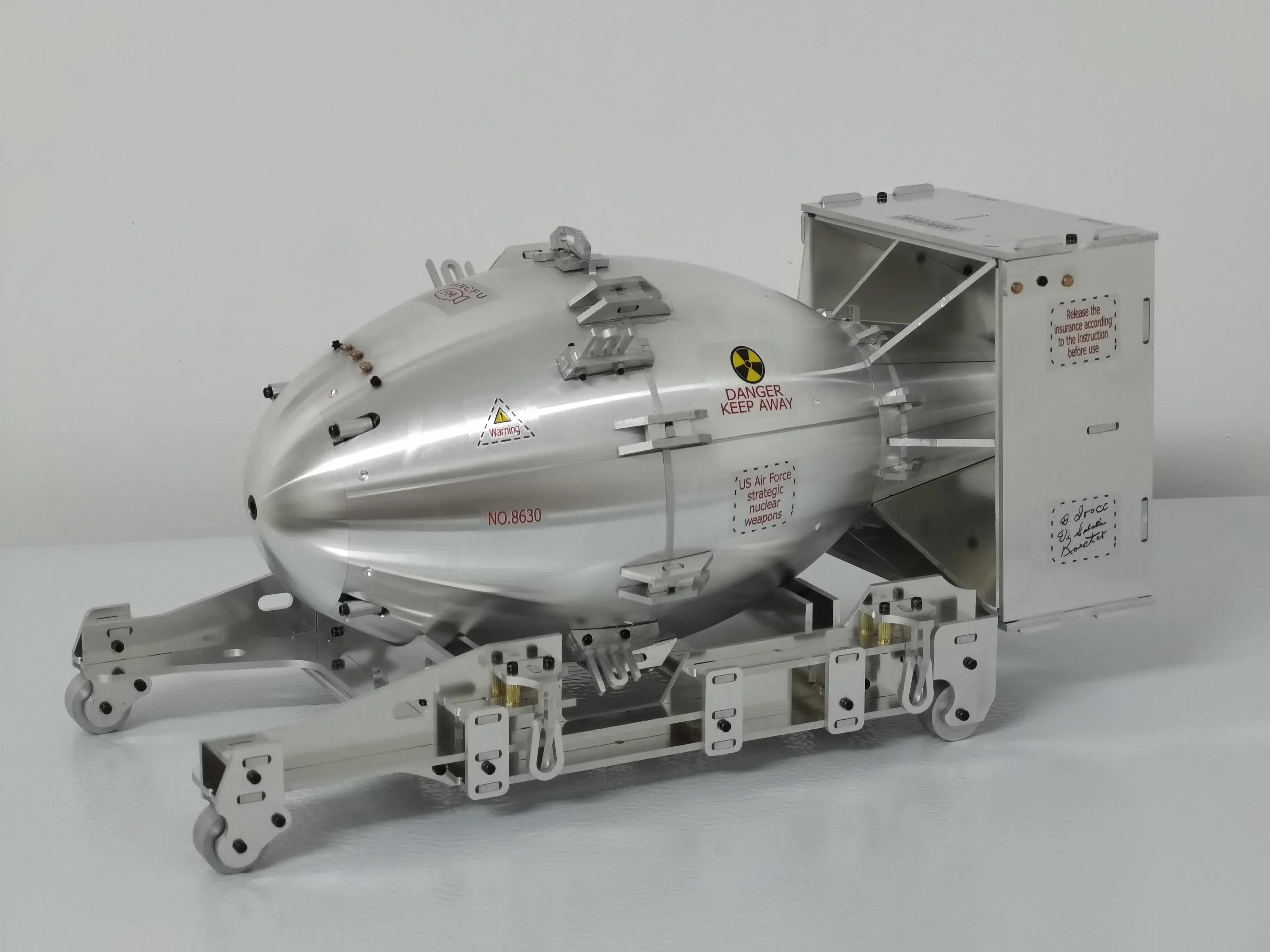 Масштаб 1/12 цельнометаллическая модель сборки исторической бомбы времен Второй