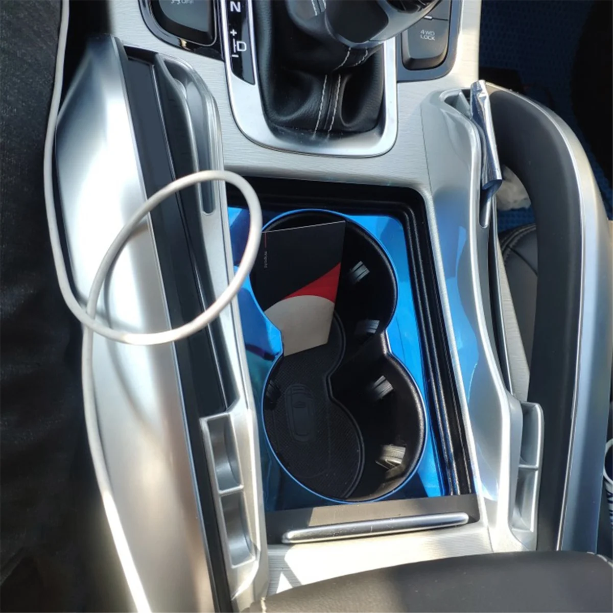 Контейнер для хранения в подлокотнике центральной консоли