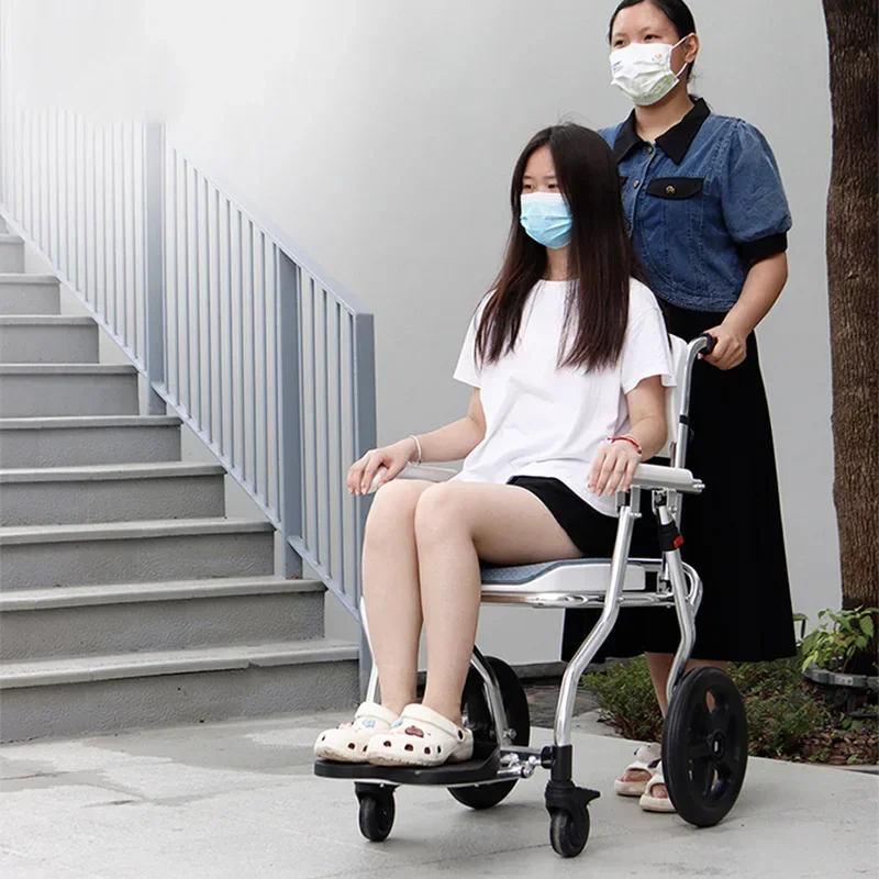 Портативное кресло с подъемным сиденьем шезлонг гериатрическое подносом