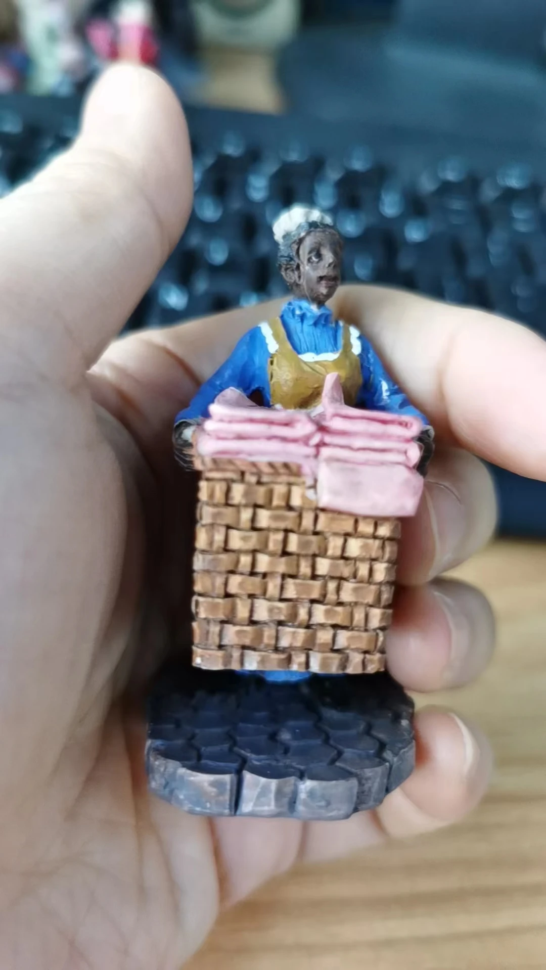 

Resin figure mental psychological sand table game box court therapy do washing washing clothes