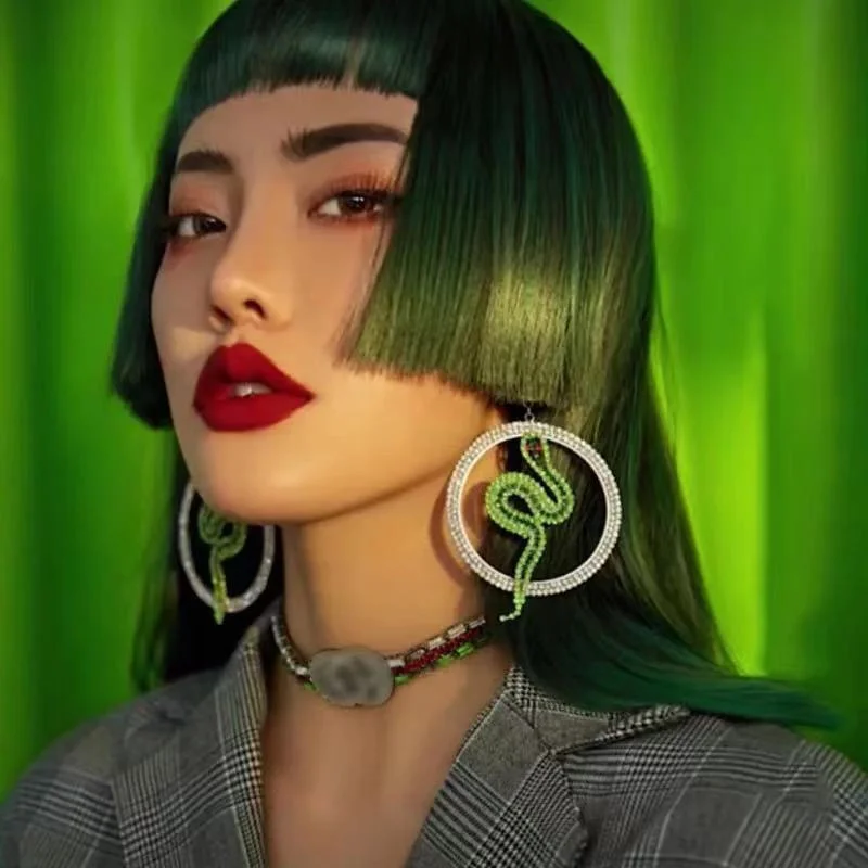 

2022 female personality luxury green crystal Snake Earrings round hollow shiny Rhinestone Pendant Earrings party fashion jewelry