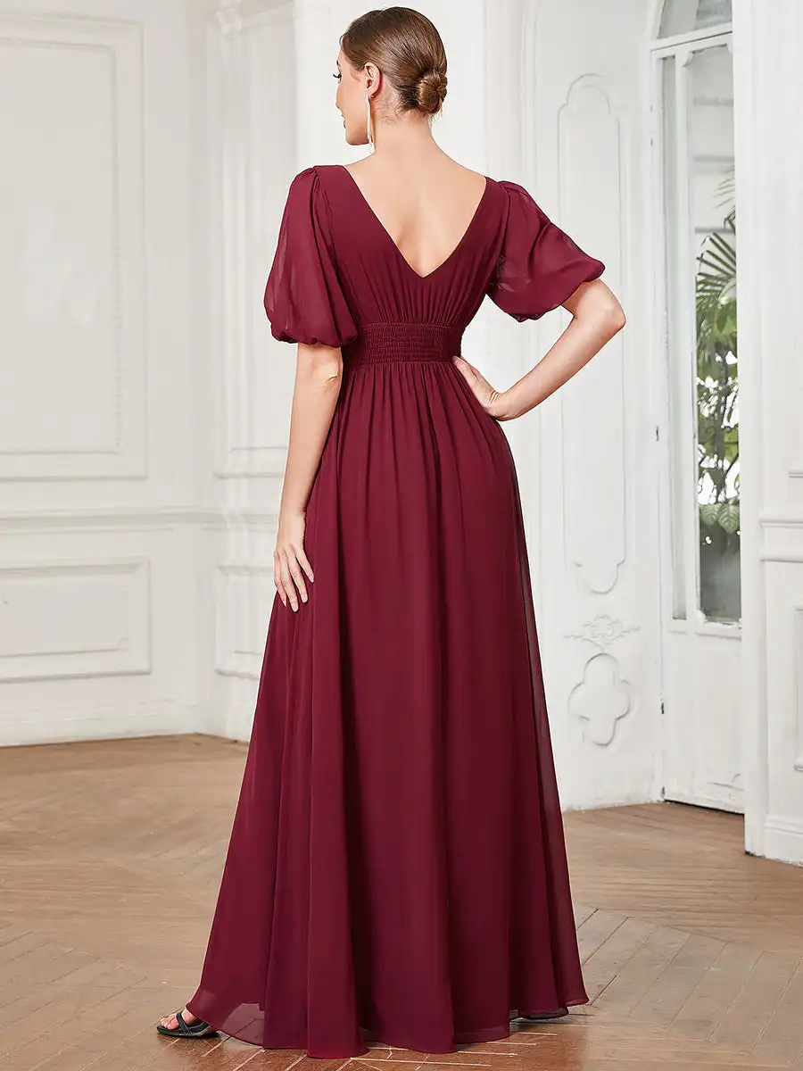 Классическое вечернее платье с глубоким V-образным вырезом и трапециевидными