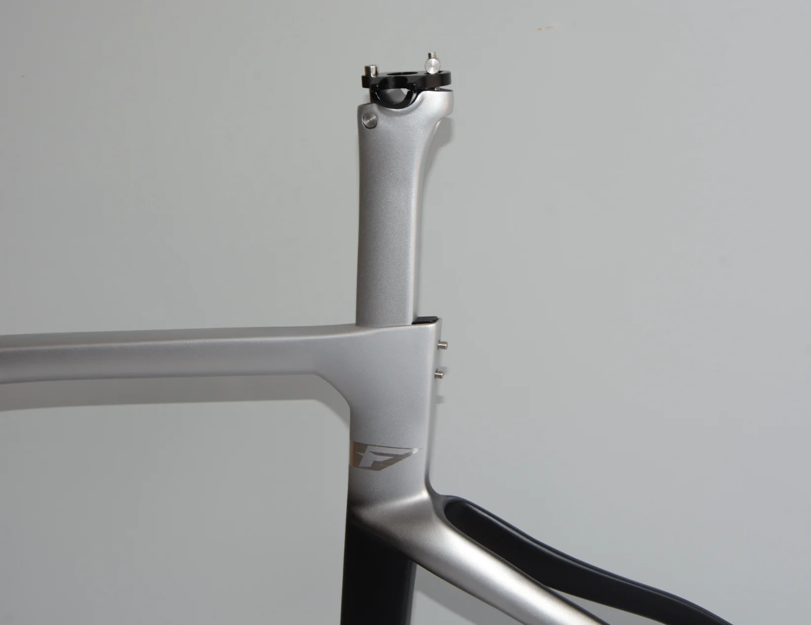 

2022 New F F14 carbon road rim or disc brake race bike frame all Internal cable 700C road bicycle carbon frameset