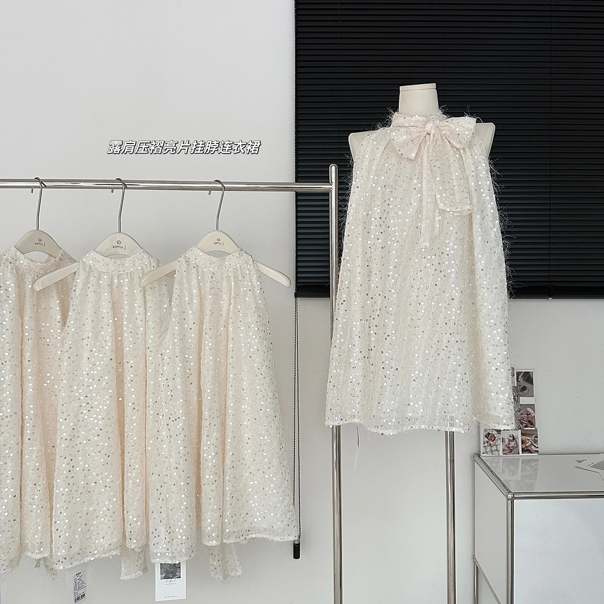 

Платье женское с открытыми плечами, свободное белое ТРАПЕЦИЕВИДНОЕ короткое платье с блестками и воротником Хомутом, без рукавов, с высоким воротником