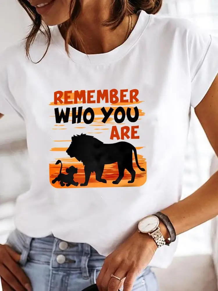 

Женская футболка с коротким рукавом, принтом и надписью «Лев»