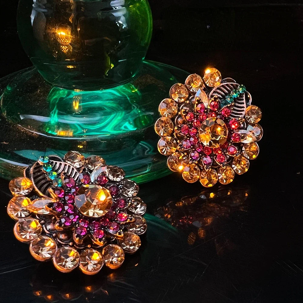 Роскошные красочные серьги-гвоздики со стразами и цветком лука для женщин