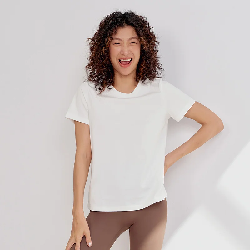 Фото Semir приталенная футболка женская летняя однотонная базовая с круглым вырезом белая крутая на ощупь повседневная удобная модная тонкая футболка №1