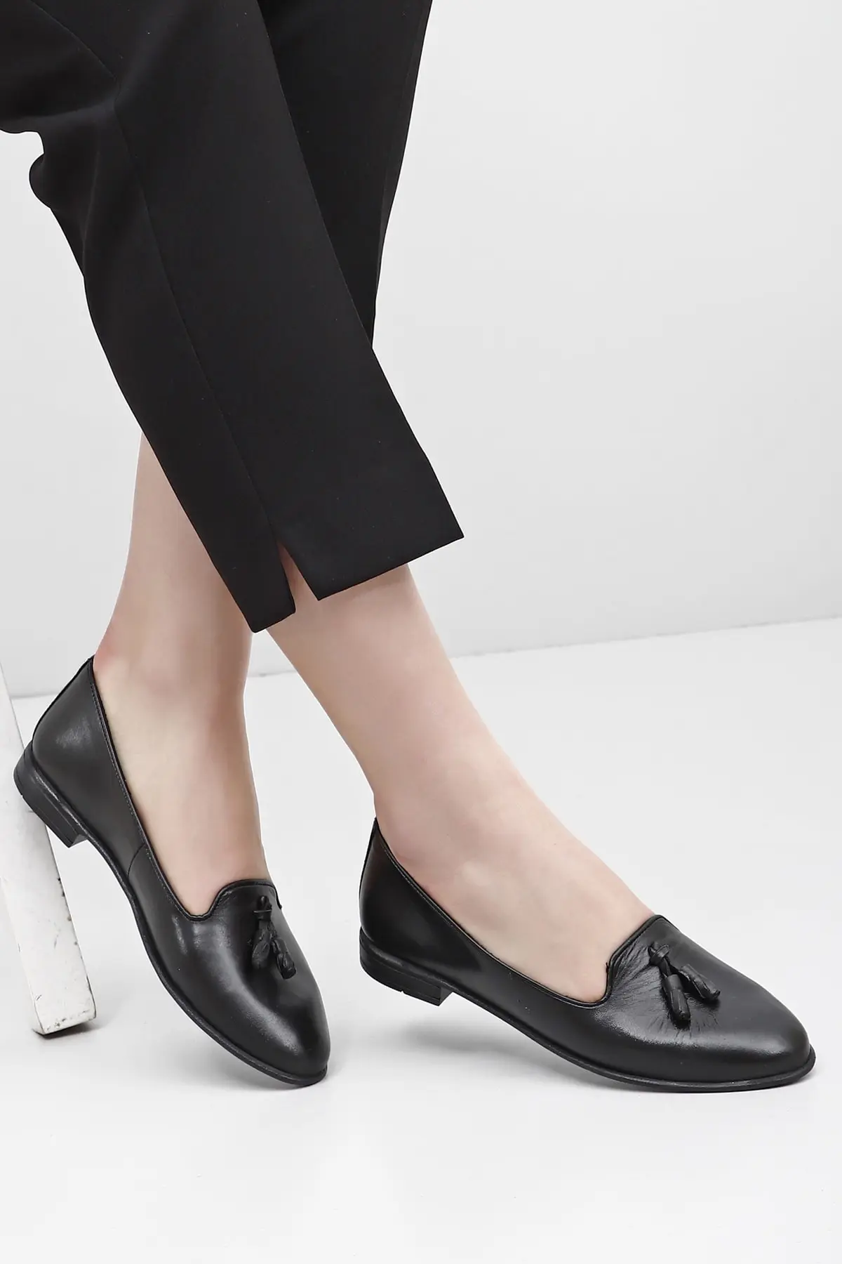 

Women Flats Shoes Black Genuine Leather Round Toe Flat Bottom tassel Fashion Flats For Ladies Casual Summer Footwear