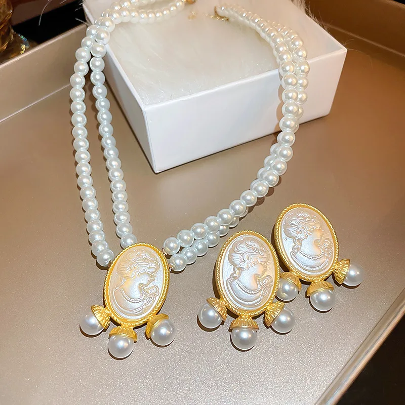 

Minar Hyperbole White Color Acrylic Queen Portrait Oval Coin Drop Earrings for Women Imitation Pearl Pendant Earring Brincos