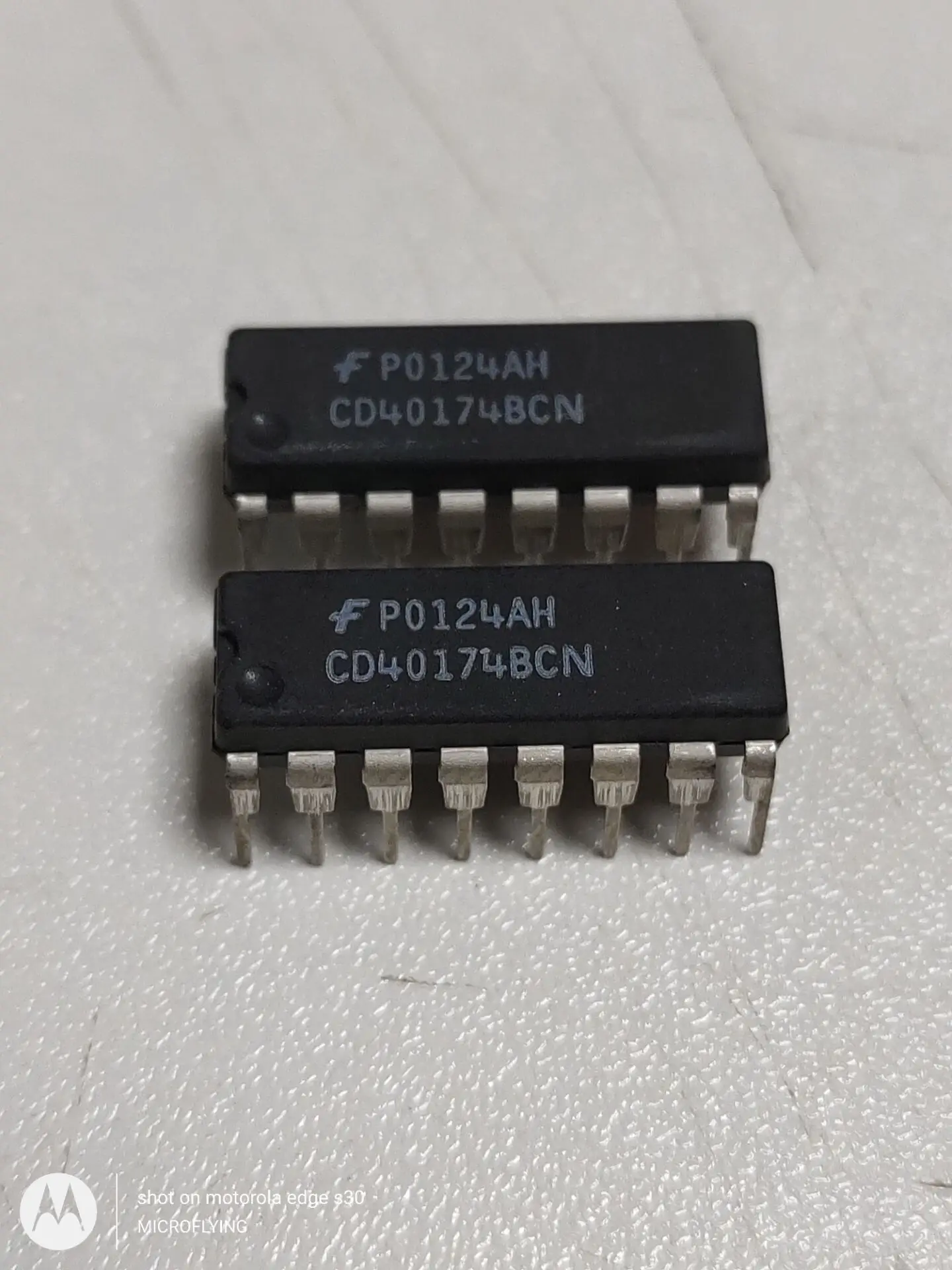 

Шлепанцы cd40174nl CD40174 40174nl, 1 элемент, D-тип, 6 бит, положительный край, 16-DIP LH3, новый, оригинальный, в наличии