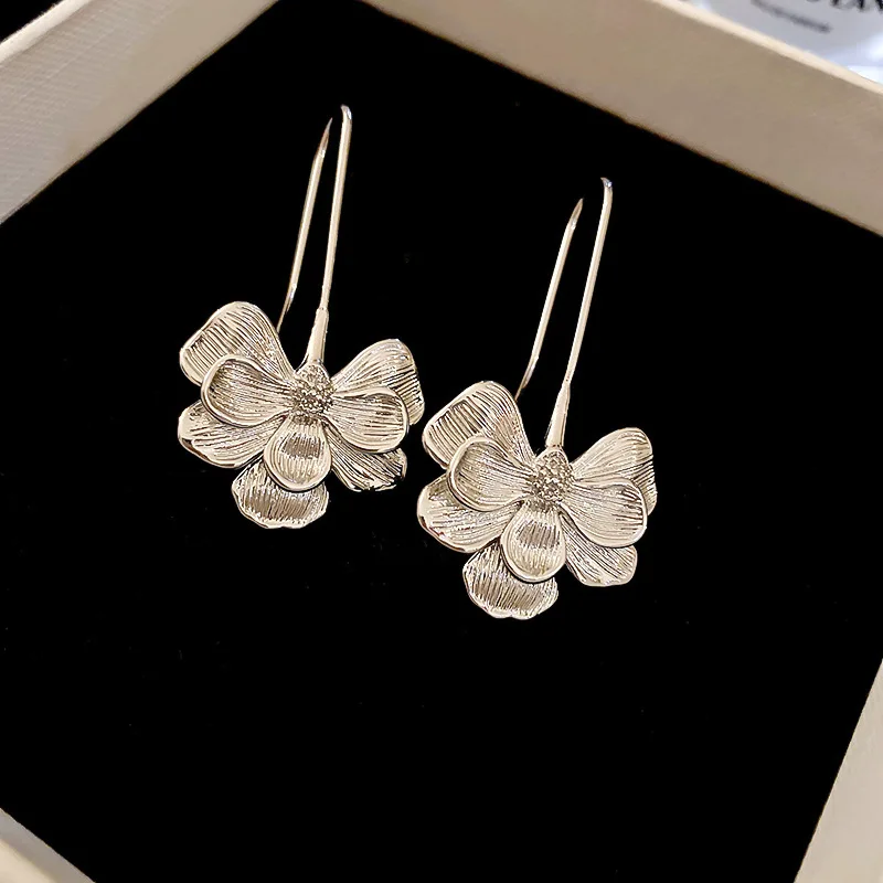 

Petal Earrings Elegant Silvery Color Big Flower Stud Earrings for Women Trendy Party Jewelry Statement Large Metal Earrings