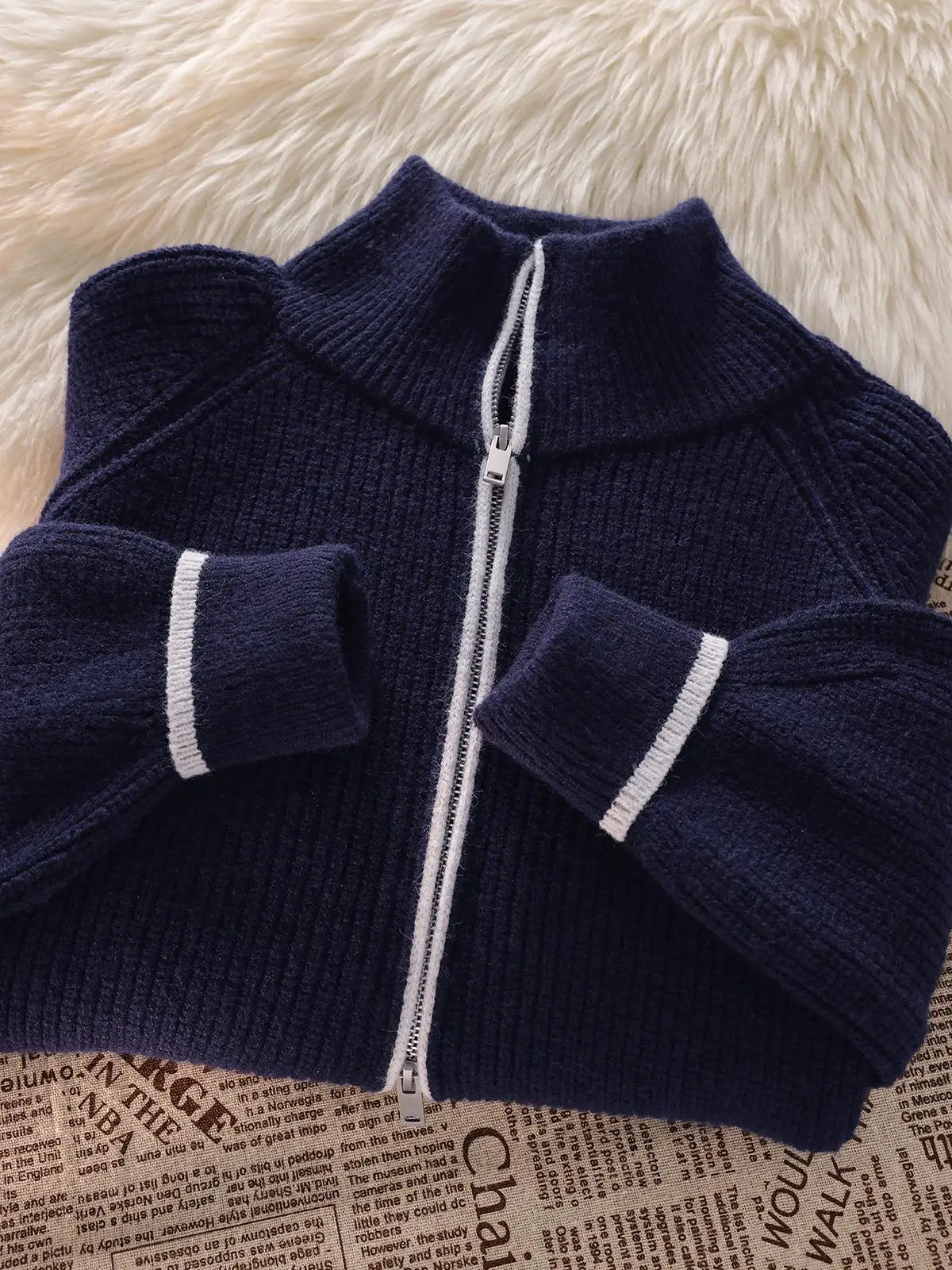 Просто закрыть глаза и ввод! Темперамент плюс очки! Темно-синий свитер на молнии