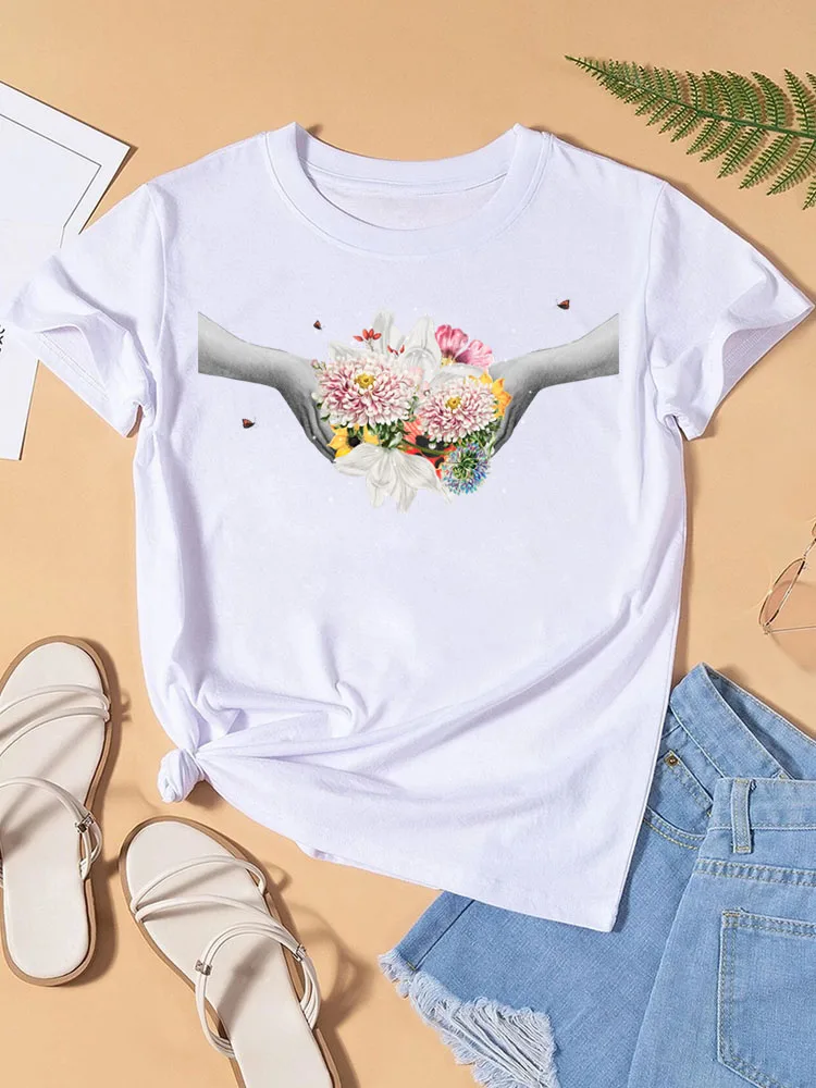 

Hand Holding Flowers Print T Shirt Women Fashion T Shirt Casual Female Harajuku Short Sleeve Tops Ladies Cute Graphic Tee Shirts